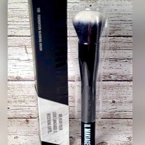 New in box Il Makiage Foundation Blending Brush #100